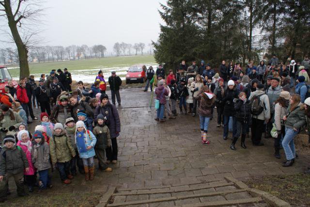 8. Pod pomnikiem w Fiszewie.jpg